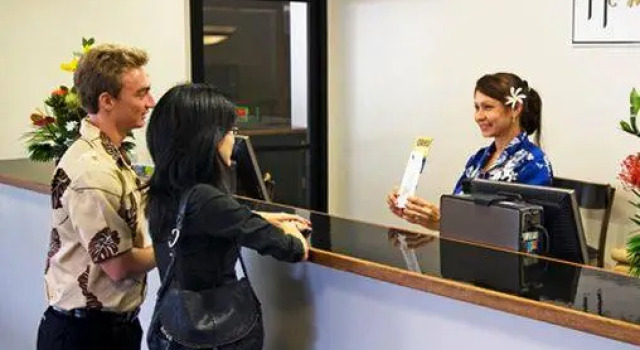 Кровать в общем номере Waikiki Monarch Hotel