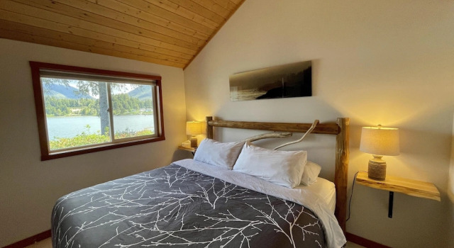 Doc Holiday Cabin, Забронировать Отель Отели Уклуэлет 3 звезды, рядом с Huu-Mees-Ma-As Native Art Gallery, 3*