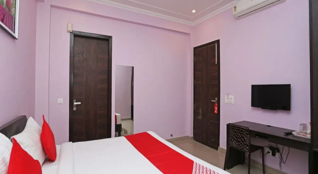 OYO 4026 Royal Inn, Забронировать Отель Гургаон Gurgaon Region, рядом с Apollo Tyres Ltd