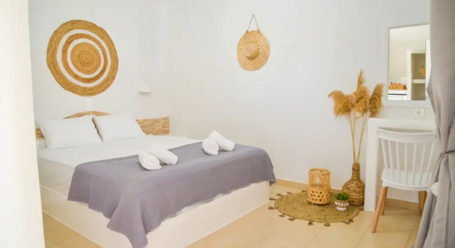 Avgerinos Deluxe Rooms, Prenota Hotel Hotel a Milo con piscina, Piscina