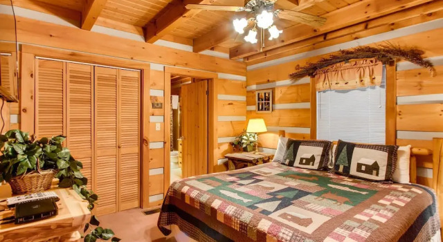 Moose Tracks 1 Bedroom Cabin by RedAwning
