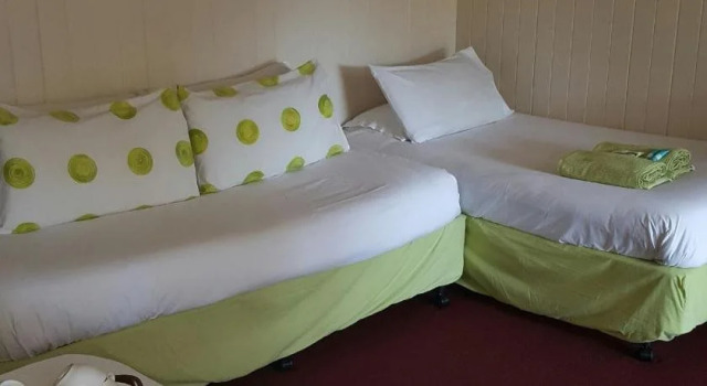 Joes Waterhole Hotel, Prenota Hotel  