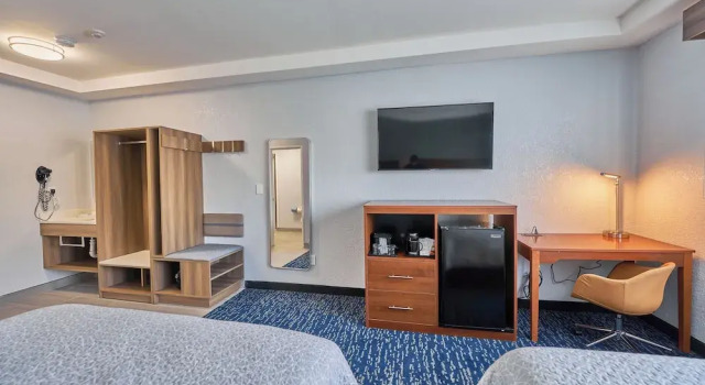Четырёхместный номер Deluxe Hyannis Plaza Hotel