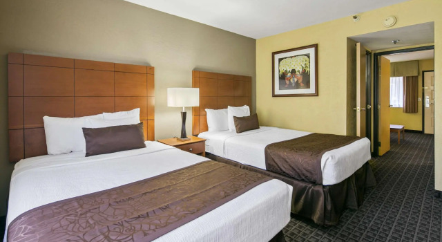 Четырёхместный люкс Best Western Plus Scottsdale Thunderbird Suites