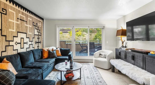 Steps From Snowmass Village Fireplace, Firepit & Mountain Views Aspen Glow Retreat by Avantstay, Забронировать Дом для отпуска Отели Сноумасс-Виллидж с парковкой, рядом с Snowmass Club Golf Course, Парковка