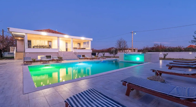 Коттедж Villa in Galovac with Pool near Zadar