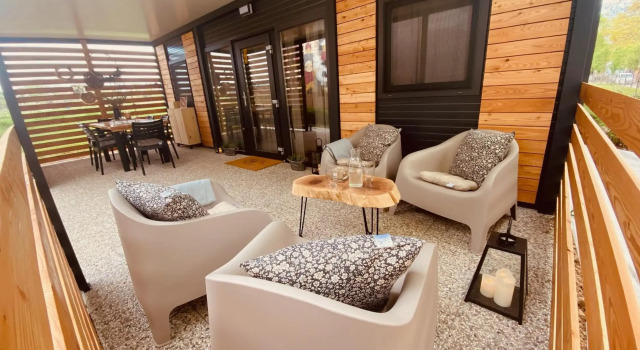 MAGNOLIA HOUSE by the RIVER, Book Hotel Hotels in Metlika with a Pool, Swimming Pool