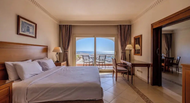 Люкс c 1 комнатой с балконом и с видом на море Continental Plaza Beach Resort (Ex. Inter Plaza Beach)