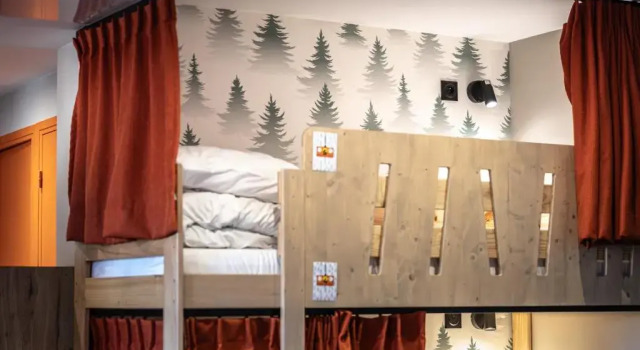 Кровать в общем номере Hotel Base Camp Lodge - Albertville