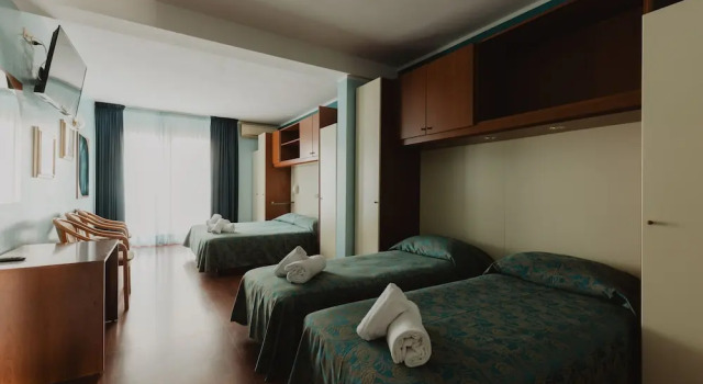 Четырёхместный номер Standard с балконом Hotel Bellavista