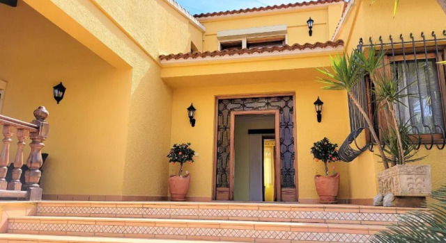 Villa with private pool and tennis court 150 metres from the sea-Villa el Olivo