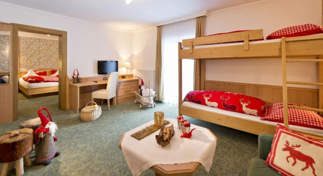Четырёхместный номер Standard c 1 комнатой с балконом и с видом на горы Familienhotel Hinteregger