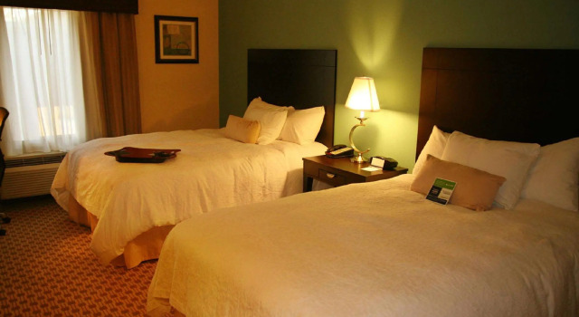 Standardowy czteroosobowy pokój Hampton Inn Orange