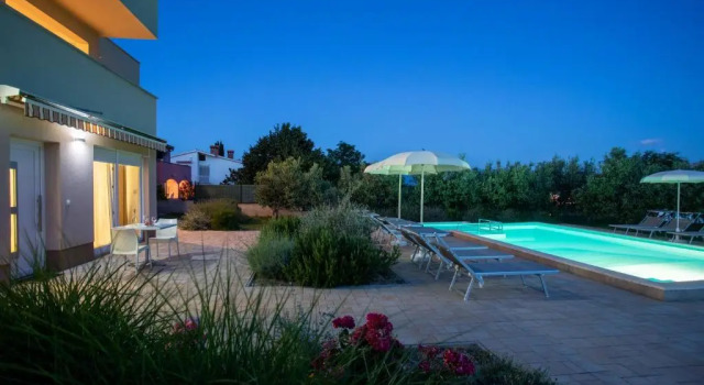 Apartments Viktorija 2, Varaa Huoneisto Hotellit Kvarner Islands uima-altaalla, Uima-allas