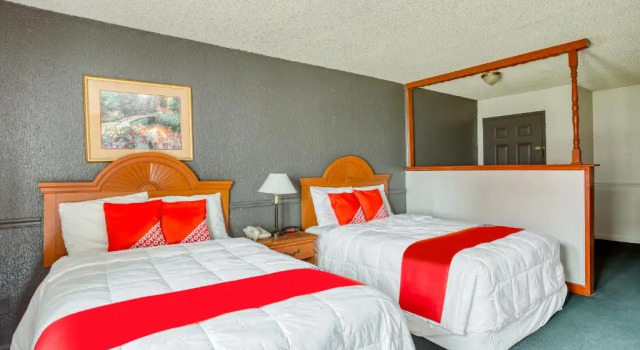 Четырёхместный люкс OYO Townhouse Tulsa Woodland Hills