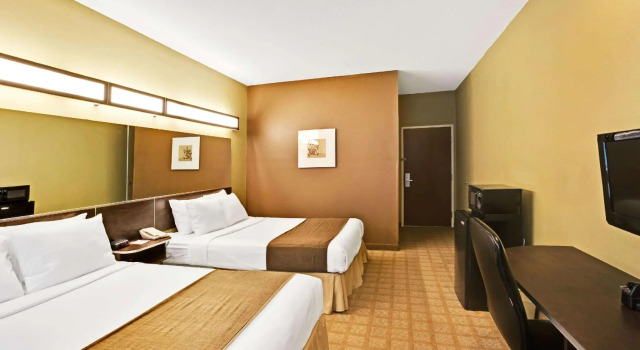 Четырёхместный номер Standard Microtel Inn & Suites by Wyndham Bryson City
