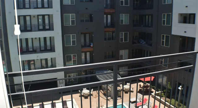 Corporate Apartments Downtown DeepEllum, Забронировать Апартаменты/квартира Отели Далласа с парковкой, рядом с Booker T. Washington School for Performing &amp; Visual Arts, Парковка