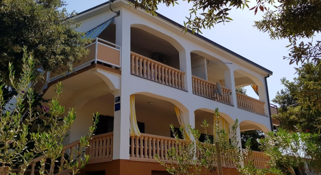 Holiday house Mare - 50 m from beach: Mandre, Island Pag, Rezerwuj Willa Mandre 