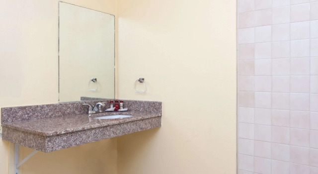 Четырёхместный номер Deluxe Americas Best Value Inn & Suites Bakersfield Central