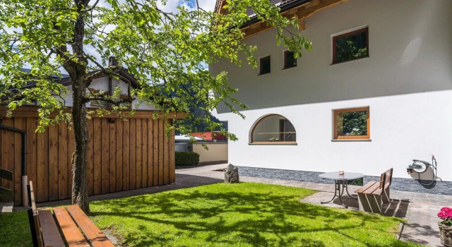 Cozy Apartment in Tyrol With Balcony, Rezerwuj Apartament Hotele w Tyrol z parkingiem, Parking