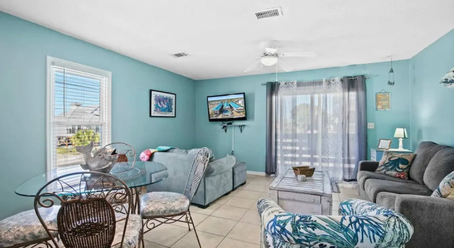 Апартаменты Spacious 2BR Condo With Pool Steps From the Beach
