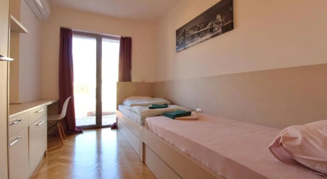2bd New Dobrota Apt with Bay Views, Book Hotel Hoteller i Kotor Riviera med parkering, Parkering