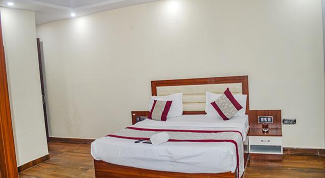 Номер Premium FabHotel The Golf Inn - Nr Botanical Garden Metro