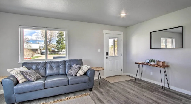 Bright + Modern Augusta Home - Walk to Town!, Book Feriehus Villaer i Augusta, Villa