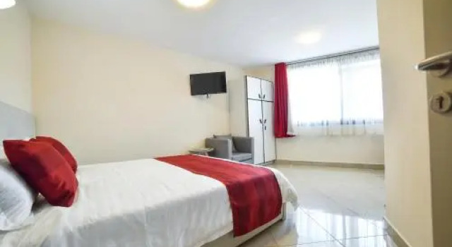 Lova Hotel, Забронировать Отель Отели и гостиницы Антананариву, рядом с Analakely Market, Отель