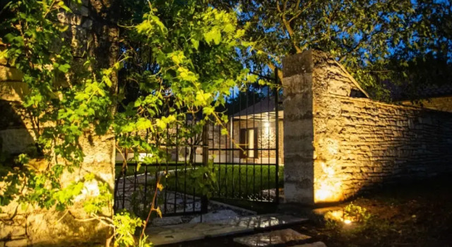 Коттедж The Poolside Stone House in Bale