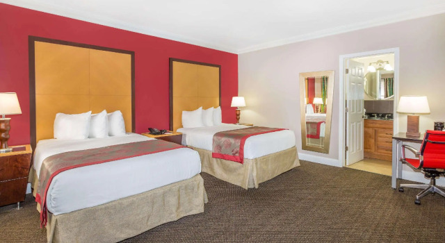Четырёхместный номер Deluxe Ramada by Wyndham Miami Springs/Miami International Airport
