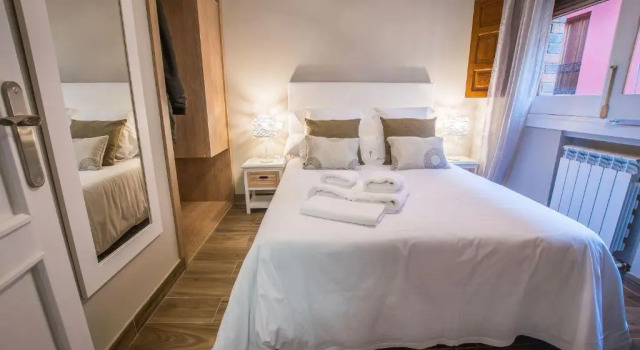 Ibericabeds Plaza Nueva Suite 21, Забронировать Отель Гранада Granada Province, рядом с Музей народных традиций и искусств Los Tiros de Granada
