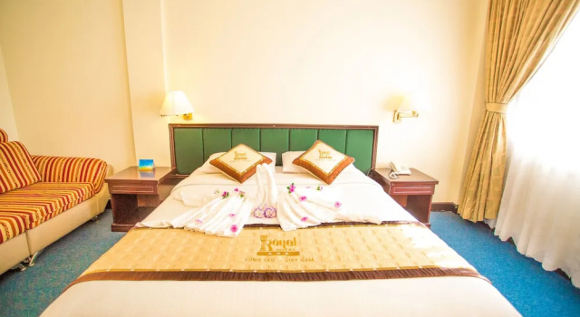 Люкс с видом на бассейн Royal Hotel