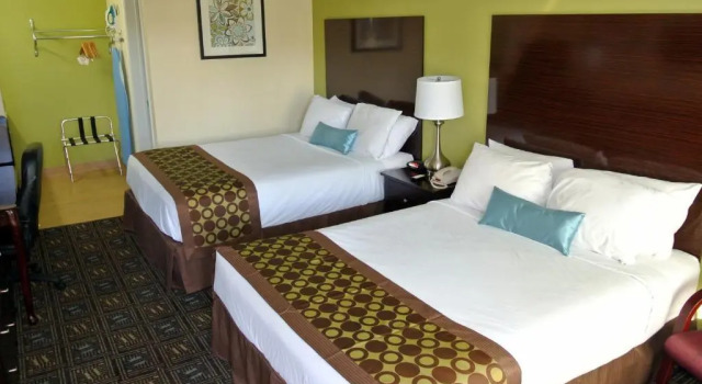 Четырёхместный номер Standard Solara Inn and Suites