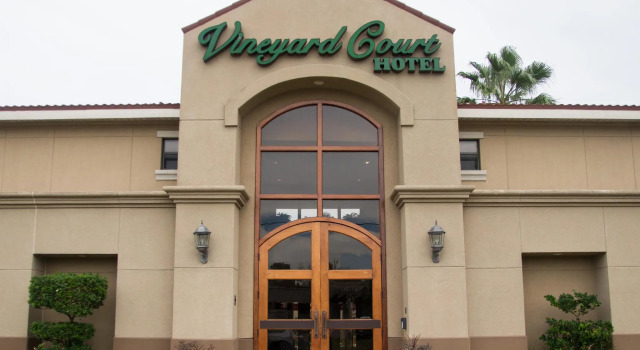 Vineyard Court Designer Suites Hotel, Buchen Sie Hotel College Station Texas
