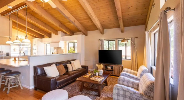 Lodgepole by Avantstay Spacious Retreat, 5 Mins From Lake Tahoe + Incline Village, Забронировать Дом для отпуска Виллы Инклайн-Виллидж, рядом с Lodgepole Quad, Вилла