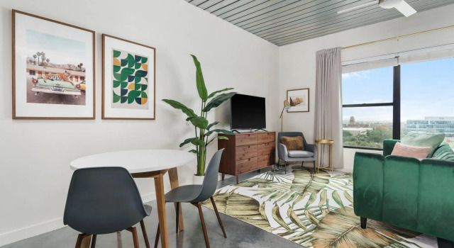 Mid Main Lofts #7203 | Chic midcentury studio loft | Midtown, Забронировать Отель Отели Хьюстона с парковкой, рядом с Театр Ensemble, Парковка