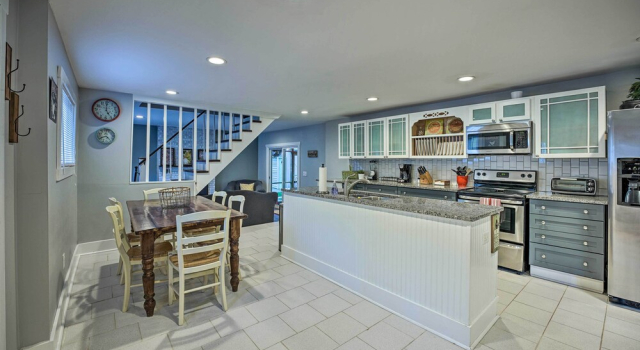 Коттедж Renovated, Spacious Retreat in Union Pier!
