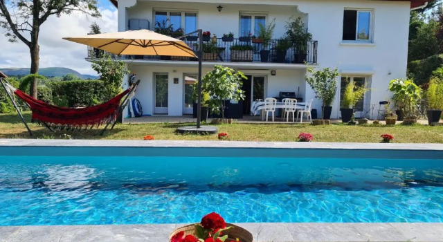 Апартаменты Appartement avec cuisine et grande piscine chauffée