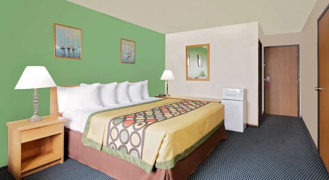 Suite Super 8 by Wyndham Marshall
