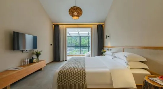 Двухместный семейный люкс Xixia Mountain Retreat · Wild Luxury Mountain Views, Skiing, and Relaxed Family Vacation