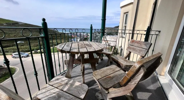 Апартаменты Beachcombers Apartments