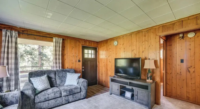 Dog Friendly: Cabin w/ Yard & Mtn Views in Cascade