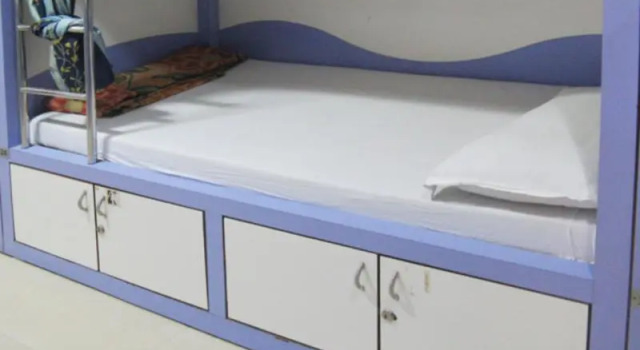 Кровать в общем номере Real Rest House