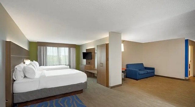Четырёхместный люкс Holiday Inn Express Hotel & Suites Frankfort by IHG