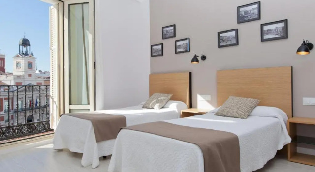 Четырёхместный номер с видом на площадь Пуэрта-дель-Соль Hotel Europa