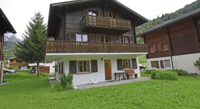 Chalet Aaekirsannaa South-Facing Free-standing Chalet, Book Chalet Villaer i Goms, Villa