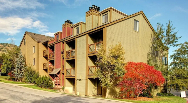 Classic 1BR Mountain Condo by RedAwning, Забронировать Отель Отели Парк-Сити 3 звезды, рядом с Park City Parking, 3*