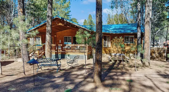 Коттедж Fire Pit + Yard: Woodsy Retreat Near Woodland Lake