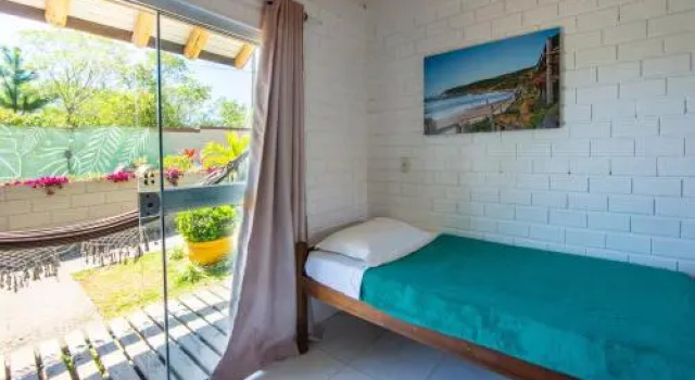 Pousada Golden Lodge, Забронировать Гостевой дом Отели Прайя-ду-Роза с парковкой, рядом с Пляж Роза, Парковка